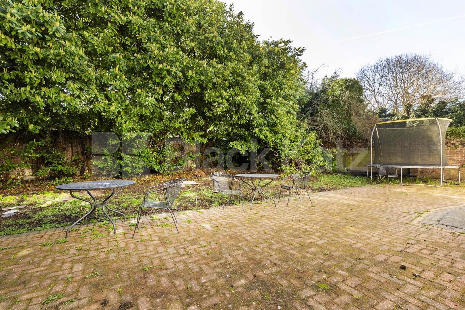 Newly refurbished 6 bedroom 4 bathroom house close to northern line station Holden Road , North Finchley 